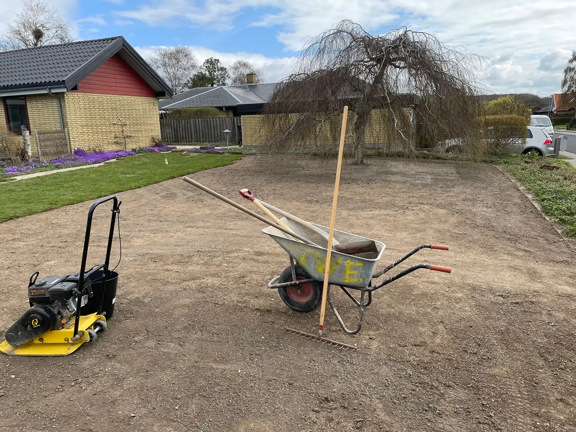 Klargøring og planering af have til ny græsplæne – komprimering og forberedelse af såbed